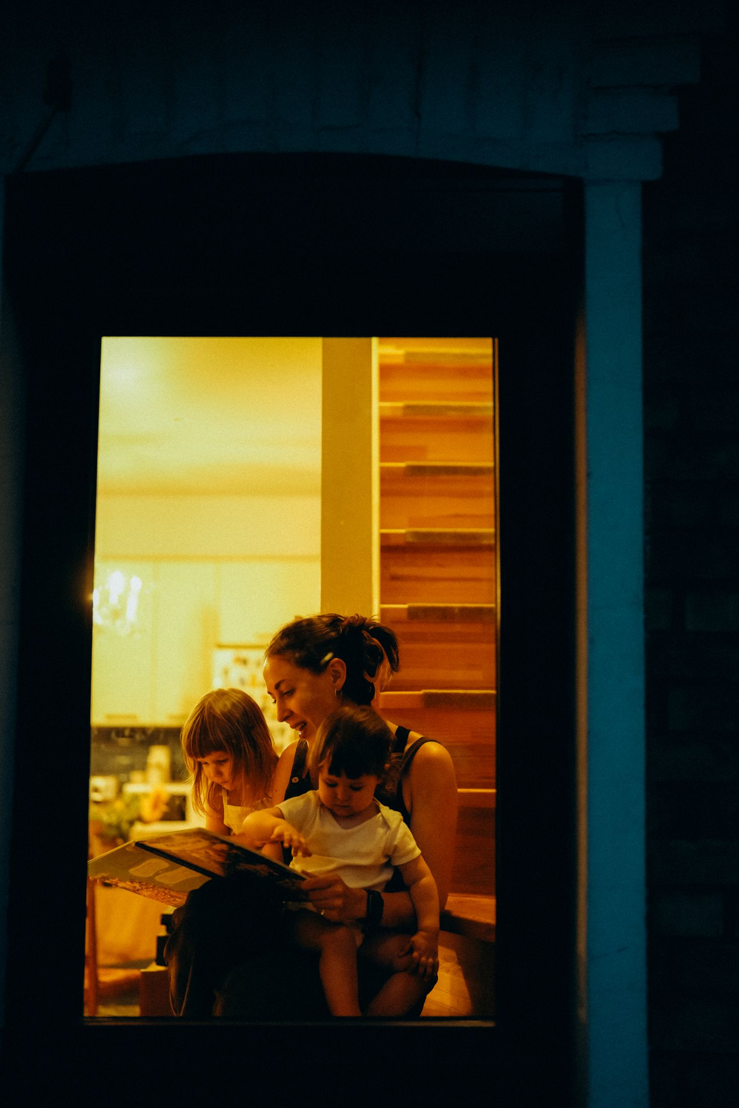 Mom with her little daughters — Wedding/Love story/Family #110