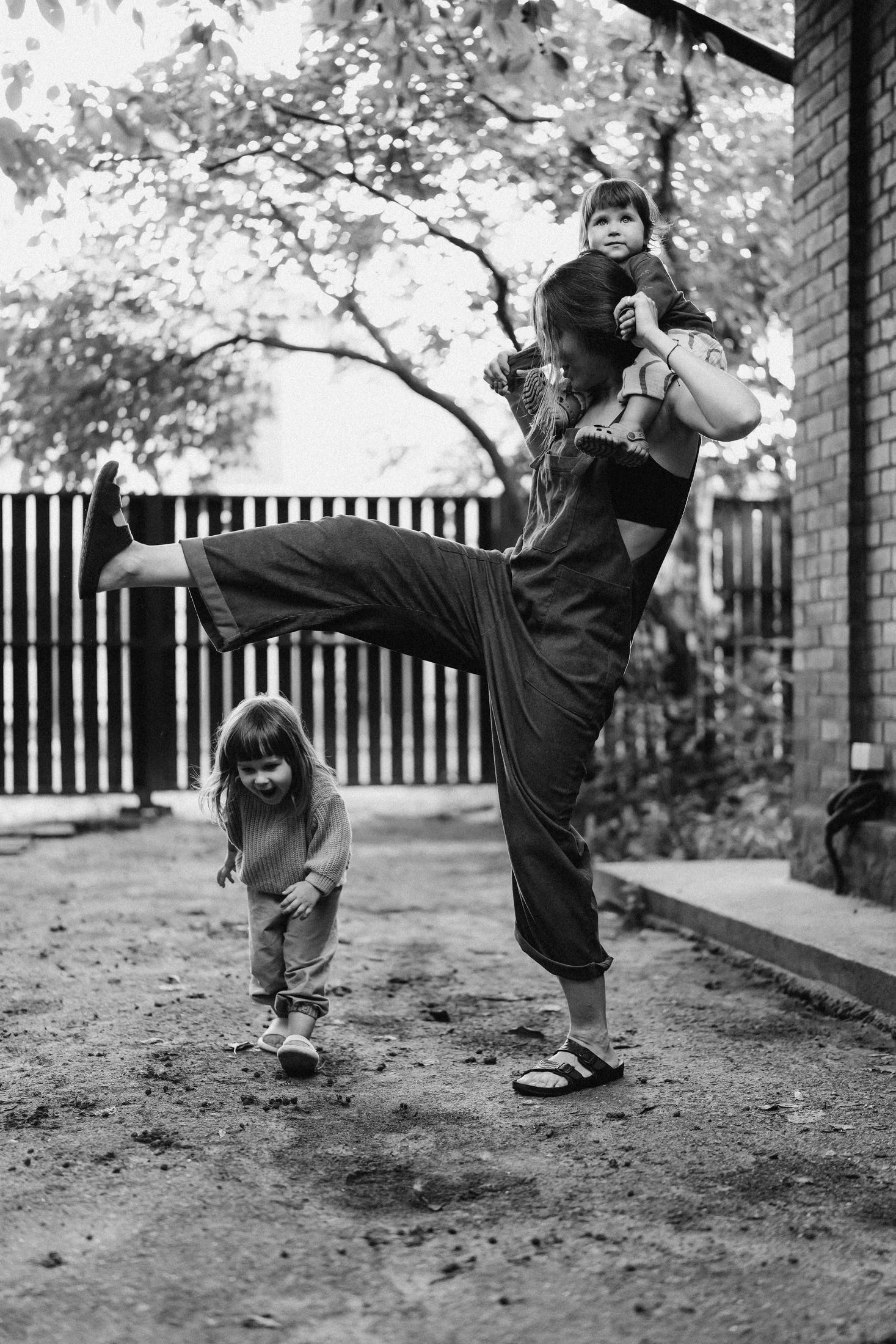 Mom with her little daughters — Wedding/Love story/Family #100