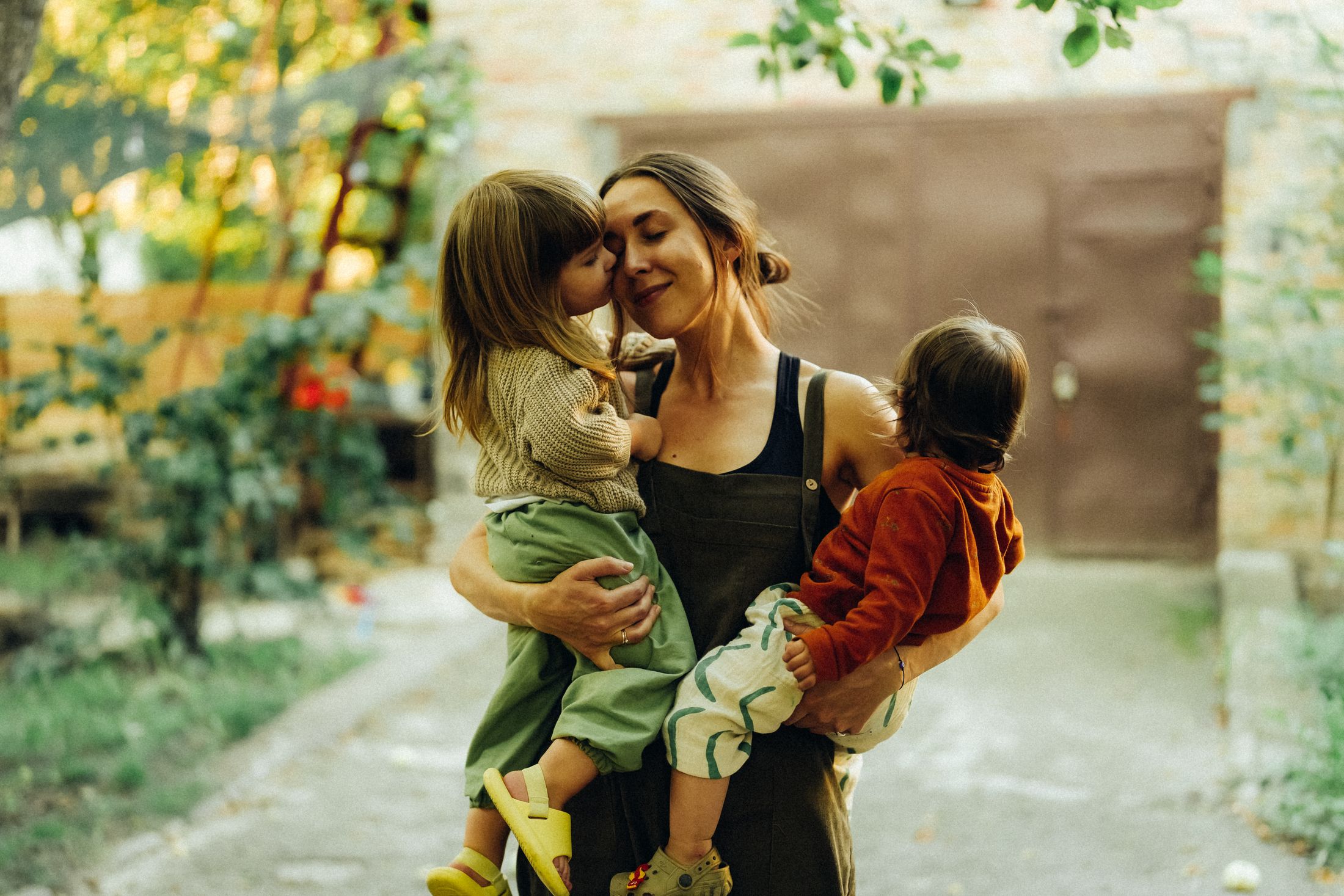 Mom with her little daughters — Wedding/Love story/Family #91