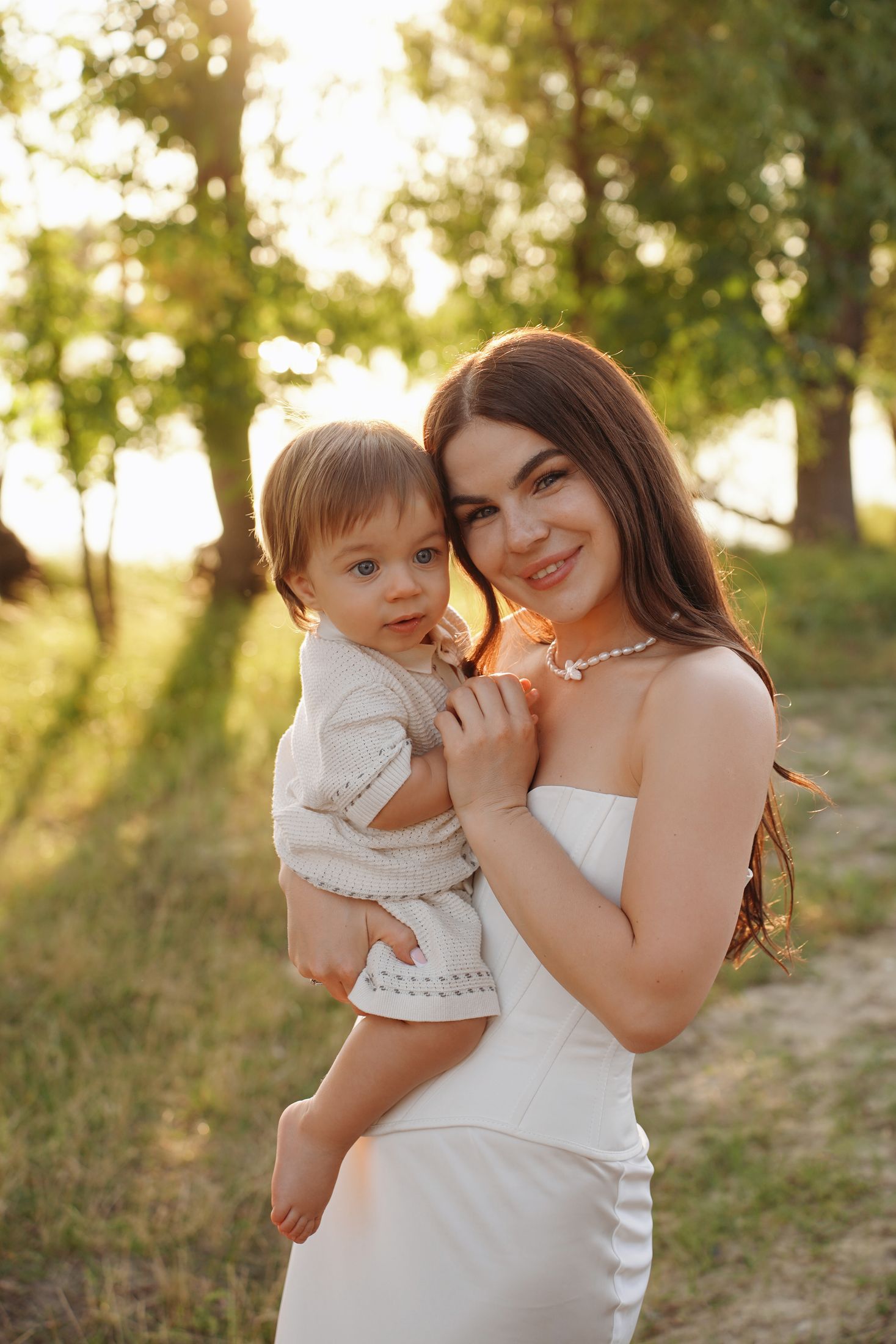 Сімейна фотосесія на природі у Києві - мама обнімає дитину